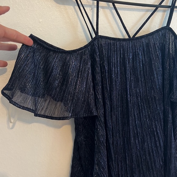 Flowy open shoulder top - Picture 2 of 4